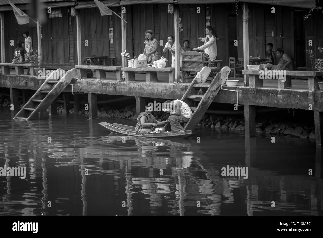 Amphawa, Thailandia. Ottobre 25, 2015. Monaco la ricezione di mattina Alms in Amphawa da un adoratore. Foto Stock