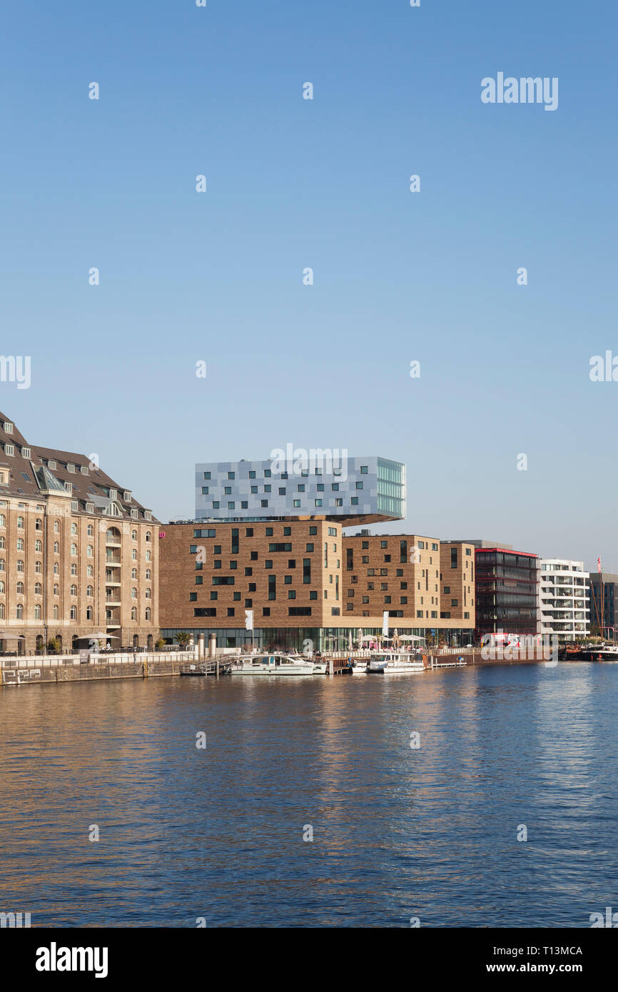 Germania, Berlino-friedrichshain, Osthafen al fiume Sprea con nuovi edifici visto dal Ponte Oberbaum Foto Stock