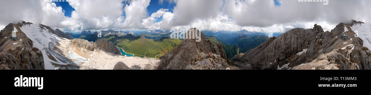 420grad-Panorama: Blick auf den Gipfel der Marmolada und deren Gletscher sowie auf den Lago di Fedaia, Sellagruppe, Sassolungo e Sassopiatto, Dolomiten, Foto Stock