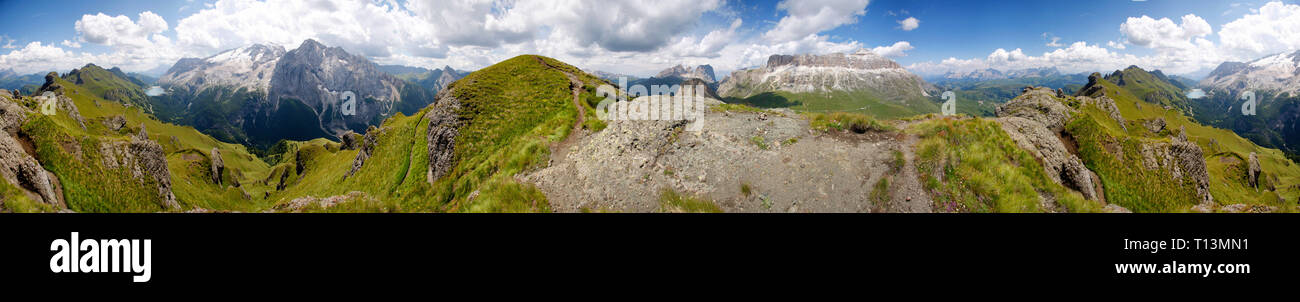 440grad-Panorama: Blick vom Col de Cuc zur Marmolada, Lago di Fedaia, Sellagruppe, Sassopiatto e Sassolungo, Dolomiten, Italien. Foto Stock