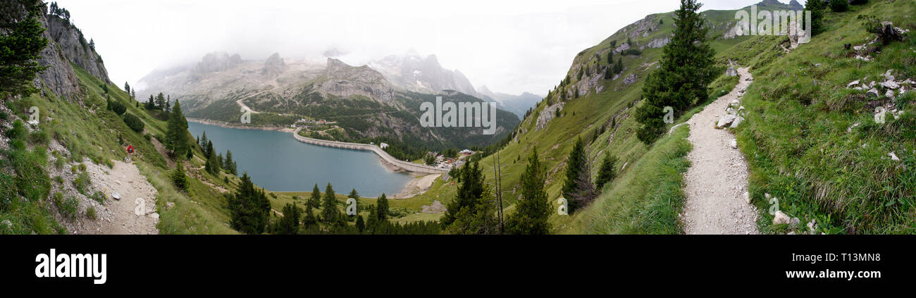 Panorama: Blick auf den Lago di Fedaia, im Hintergrund die Marmolada, Dolomiten, Italien. Foto Stock