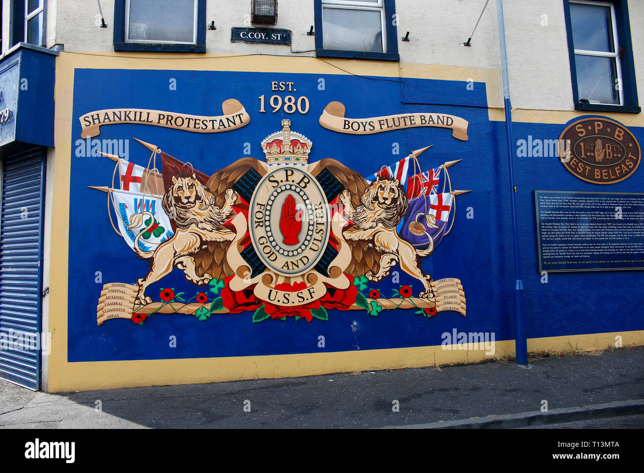 Wandbild/ murale, das an den Buergerkrieg erinnert , im protestantischen Teil Belfasts, Shankill Road, Belfast, Nordirland (nur fuer redaktionelle Ver Foto Stock