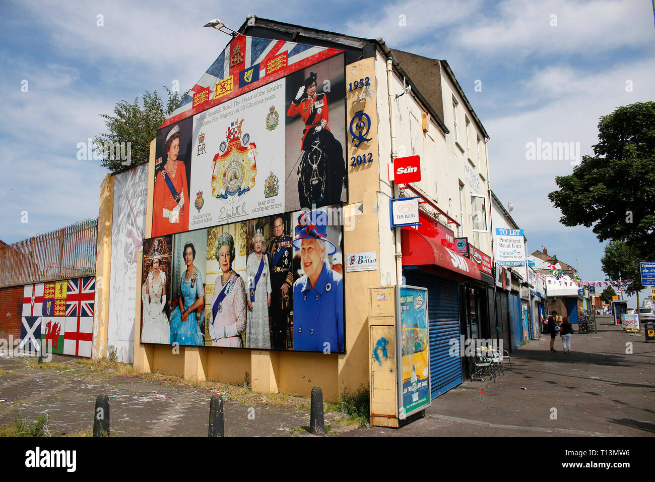 Britische Fahne und ritratto der britischen Koenigin Elizabeth II - Wandbild/ murale, das an den Buergerkrieg erinnert , im protestantischen Teil Belfa Foto Stock