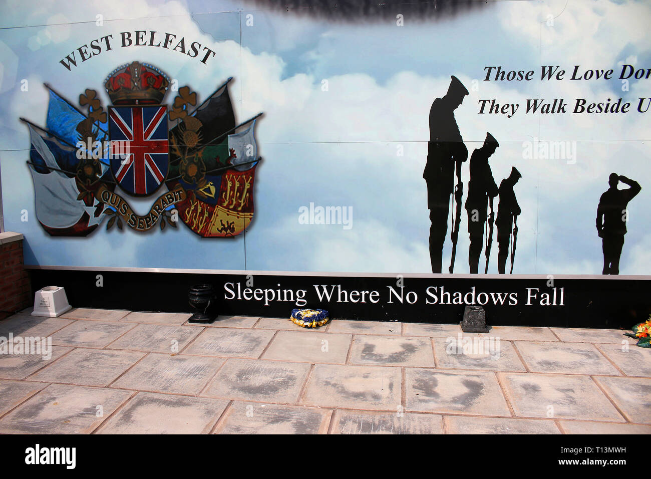 Wandbild/ murale, das an den Buegerkrieg erinnert, im protestantischen Teil Belfasts, in der Naehe der Shankill Road, Belfast, Nordirland (nur fuer ri Foto Stock