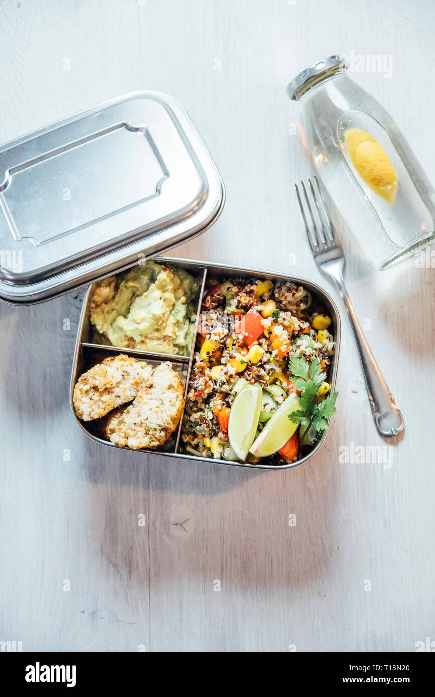 Bento box di quinoa con insalata di verdure e calce, crema di avocado e gnocchi di cavolfiore Foto Stock