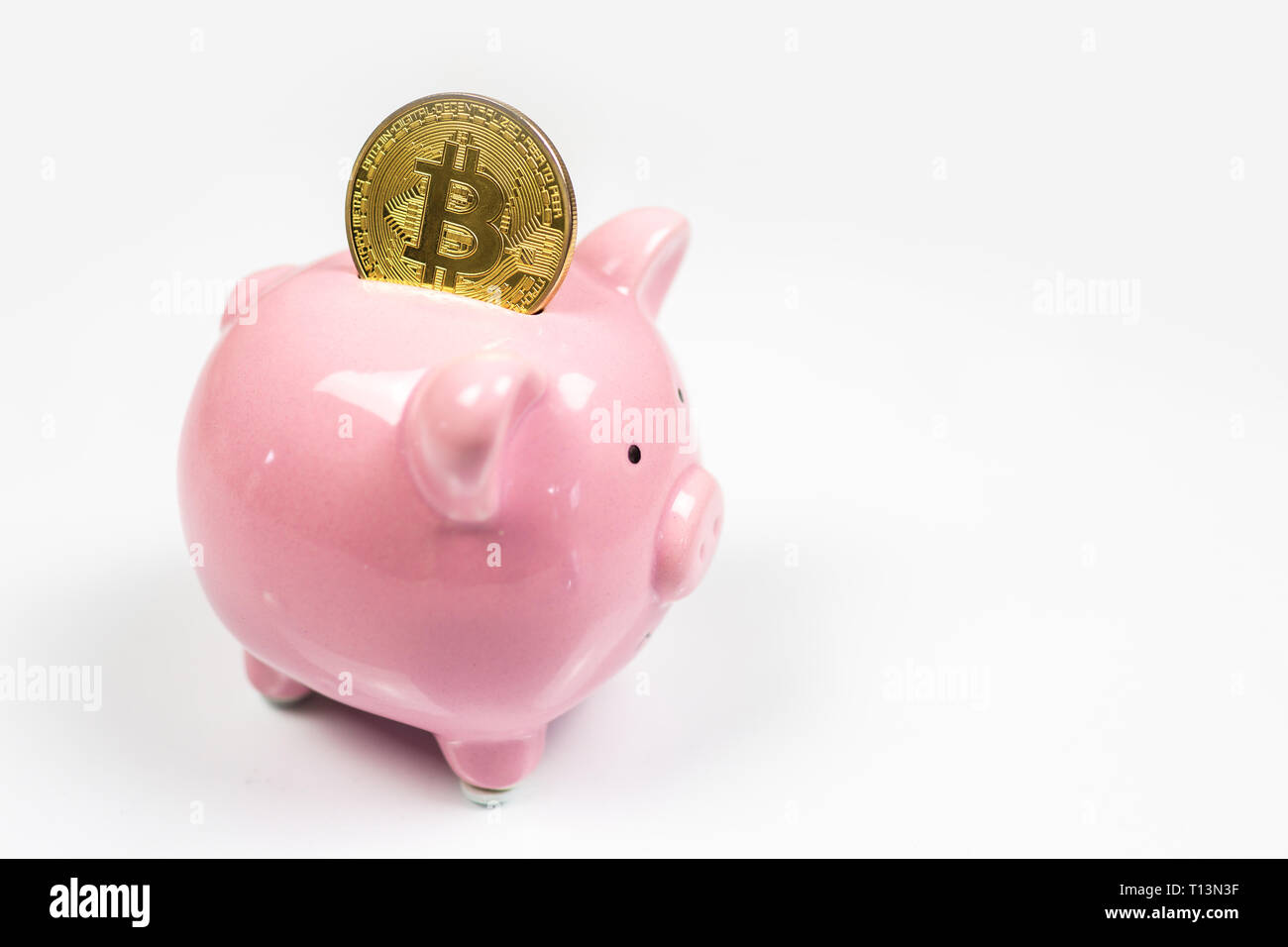 Mettere bitcoin di salvadanaio, new virtual electronic e denaro digitale, hodl Concetto di investimento Foto Stock