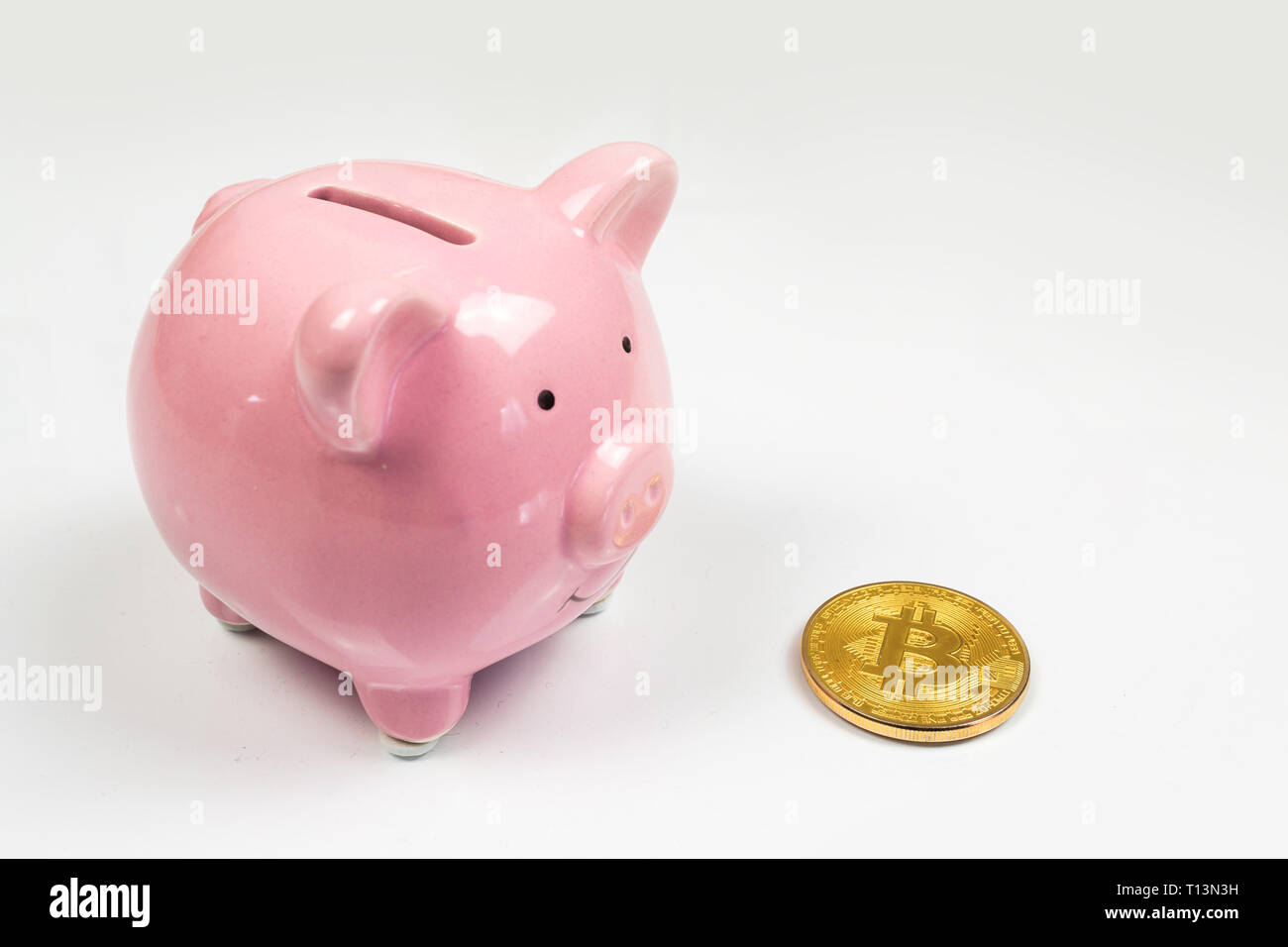 Mettere bitcoin di salvadanaio, new virtual electronic e denaro digitale, hodl Concetto di investimento Foto Stock