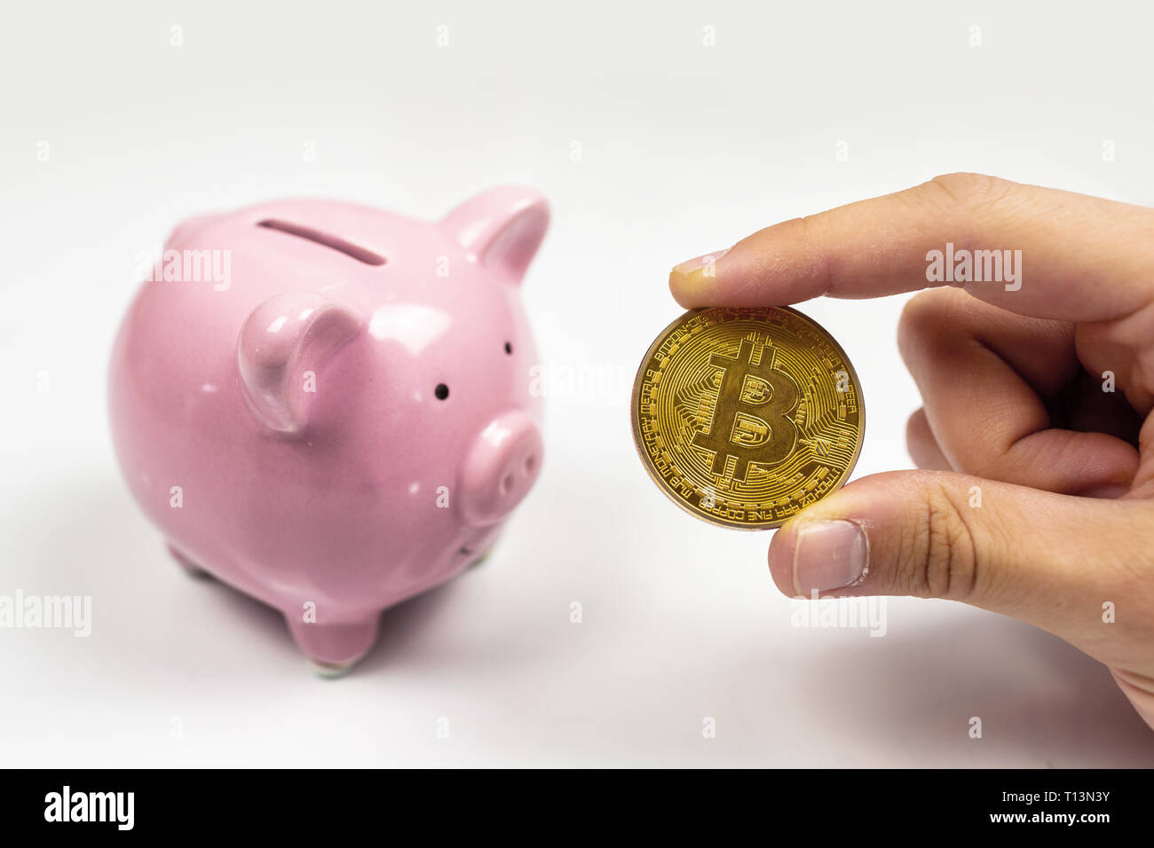 Mettere bitcoin di salvadanaio, new virtual electronic e denaro digitale, hodl Concetto di investimento Foto Stock