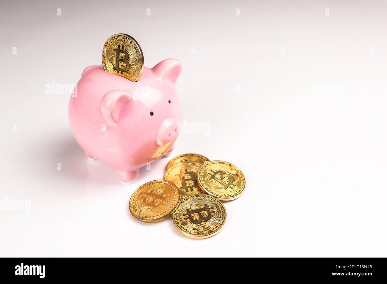 Mettere bitcoin di salvadanaio, new virtual electronic e denaro digitale, hodl Concetto di investimento Foto Stock