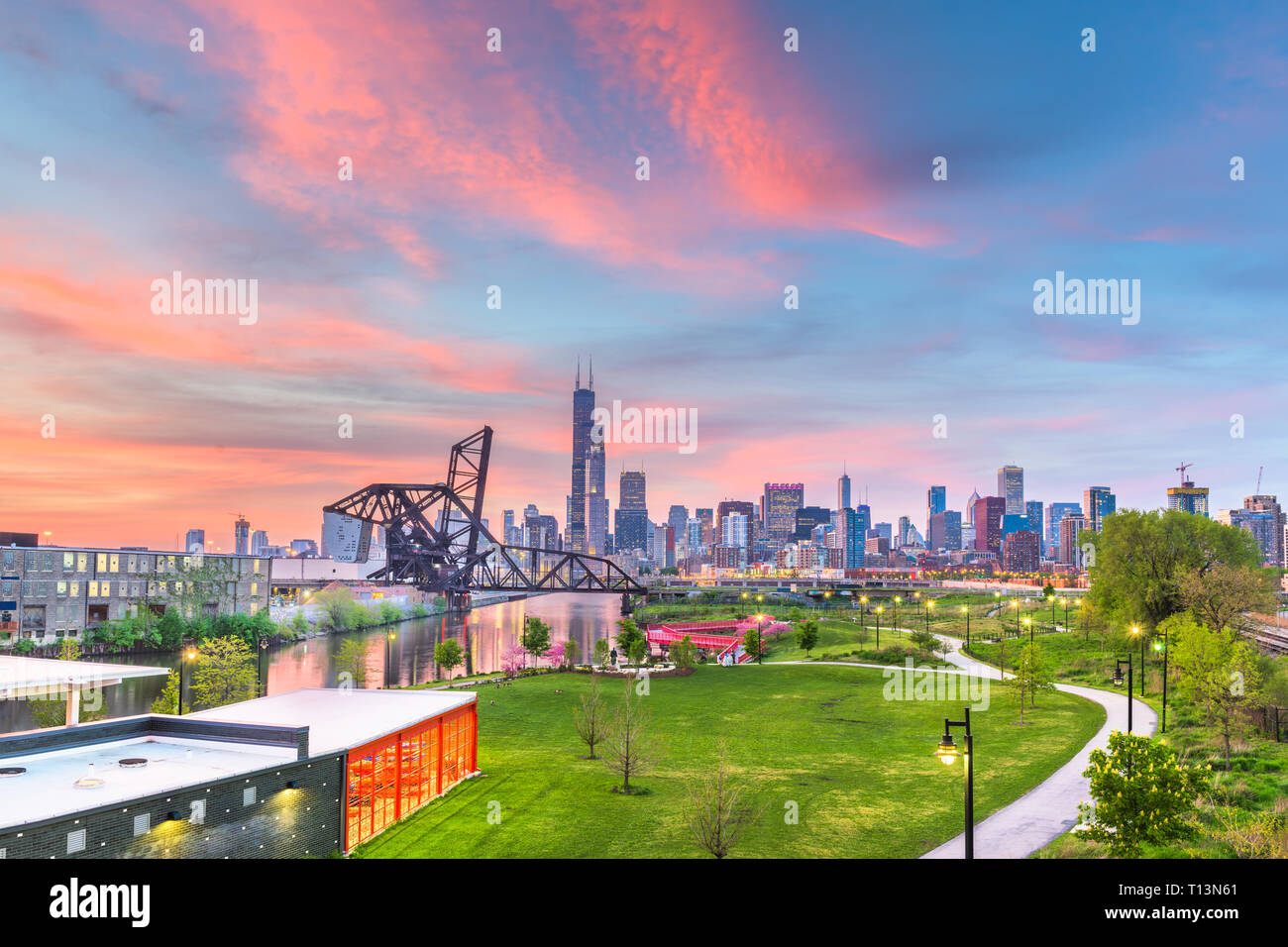 Chicago, Illinois, Stati Uniti d'America park e la skyline del centro al crepuscolo. Foto Stock