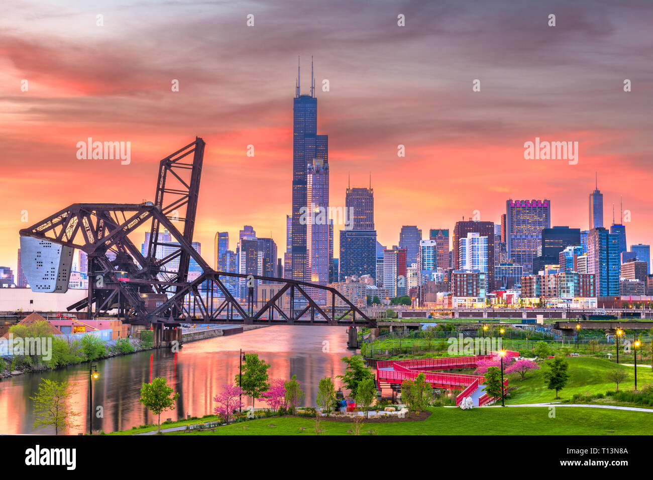 Chicago, Illinois, Stati Uniti d'America park e la skyline del centro al crepuscolo. Foto Stock