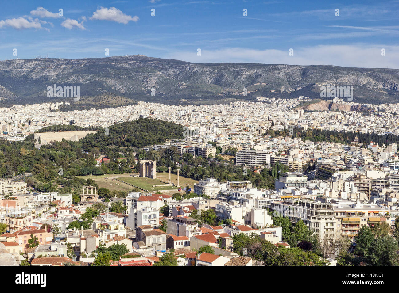 La Grecia, Atene, vista su Olympieion e Stadio Panateneico Foto Stock