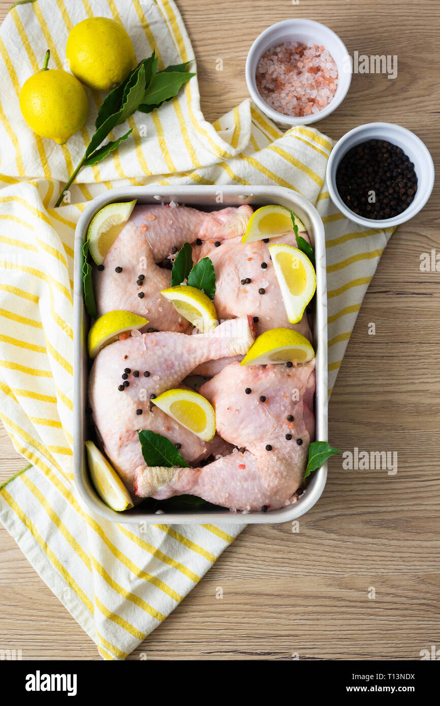 Il pollo crudo nel piatto al gratin Foto Stock