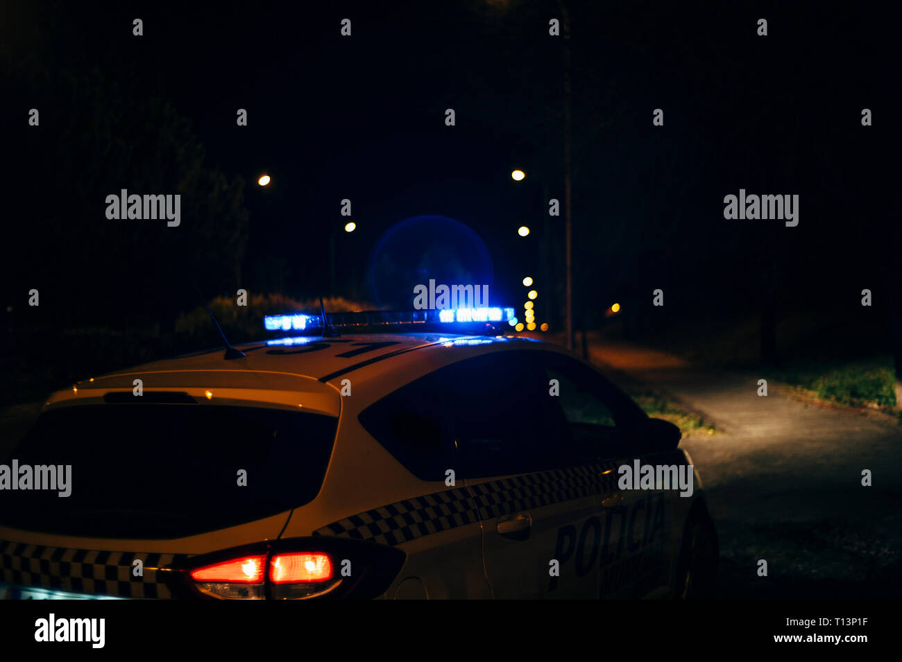 Spagna, Madrid, auto della polizia con sirene su una strada Foto Stock