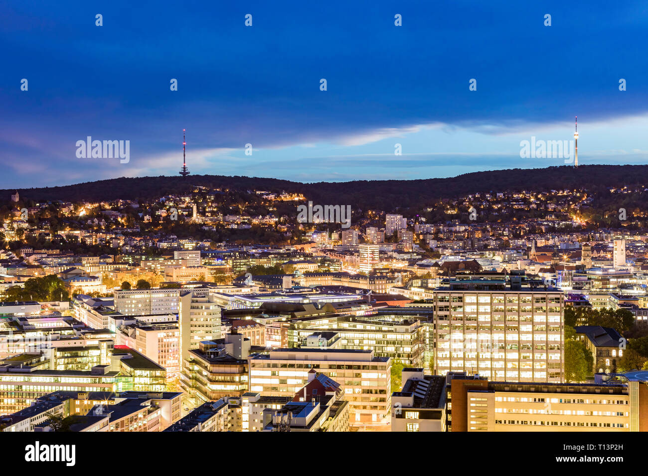 Germania, Stoccarda, cityscape al crepuscolo Foto Stock