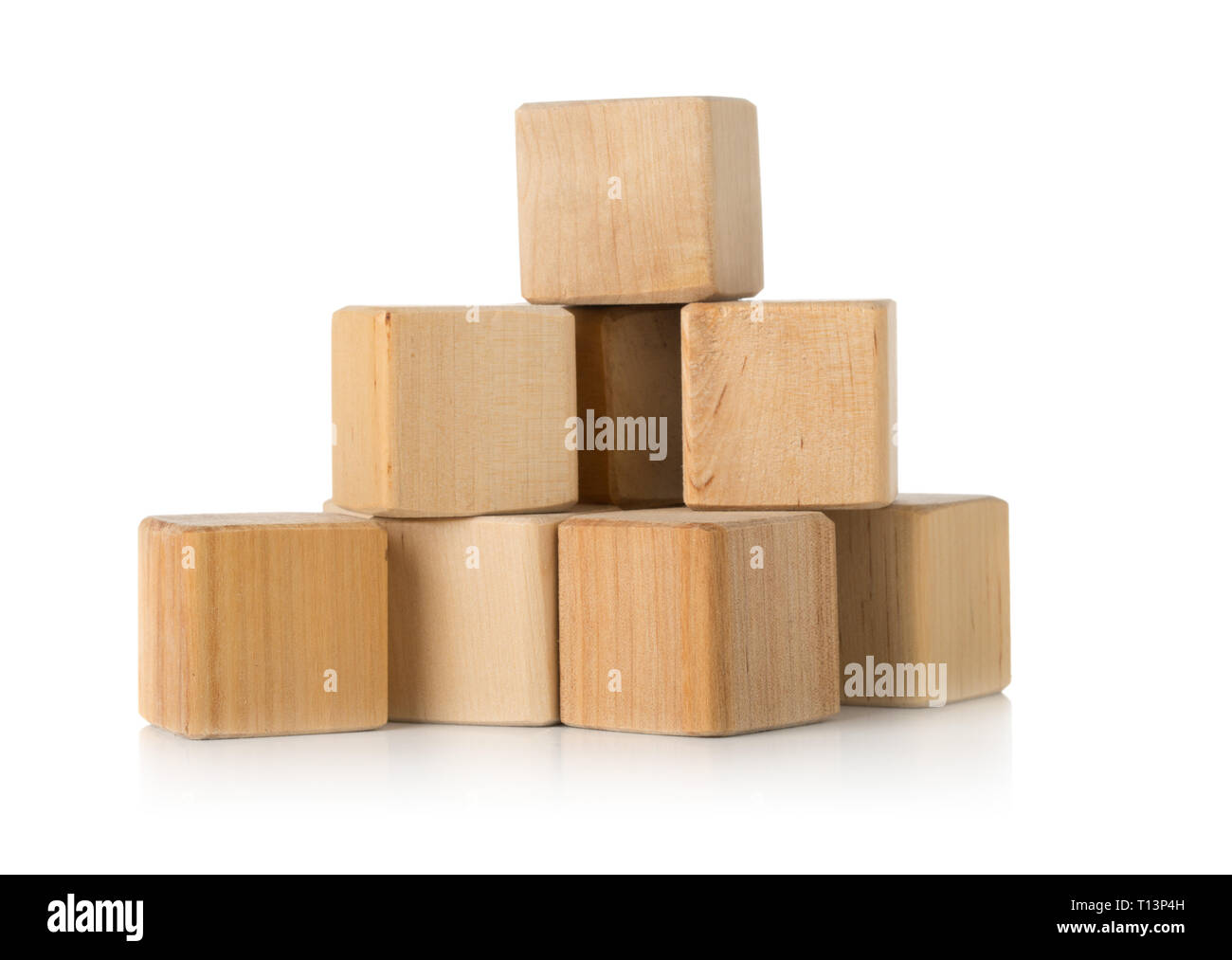 Giocattolo di legno building block pezze impilate su sfondo bianco - gestione del progetto o il concetto di sviluppo Foto Stock