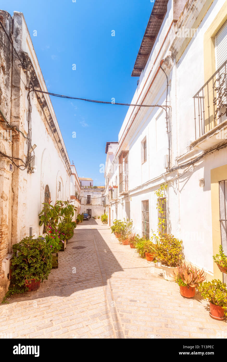 Spagna, Andalusia Tarifa, corsia di ciottoli nella città vecchia Foto Stock