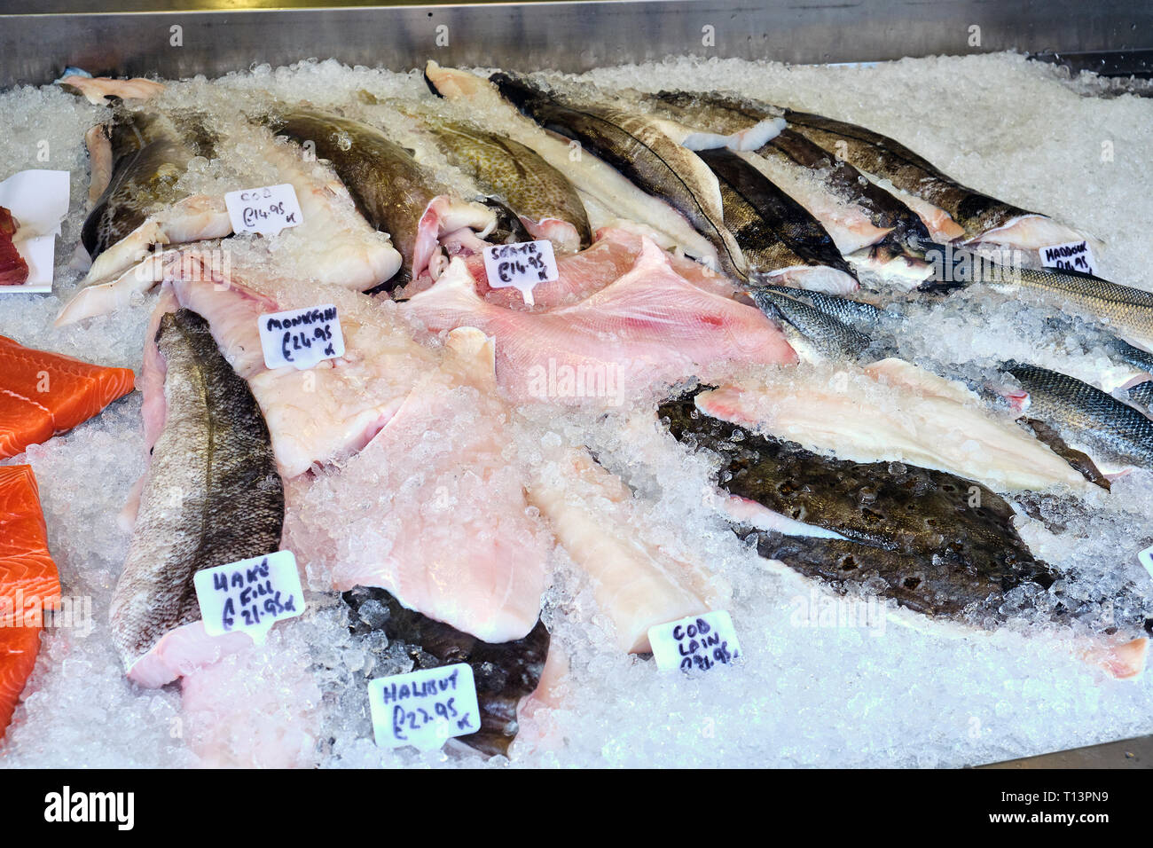 Merluzzo bianco e di nasello, halibut e altri pesci per la vendita su un mercato Foto Stock