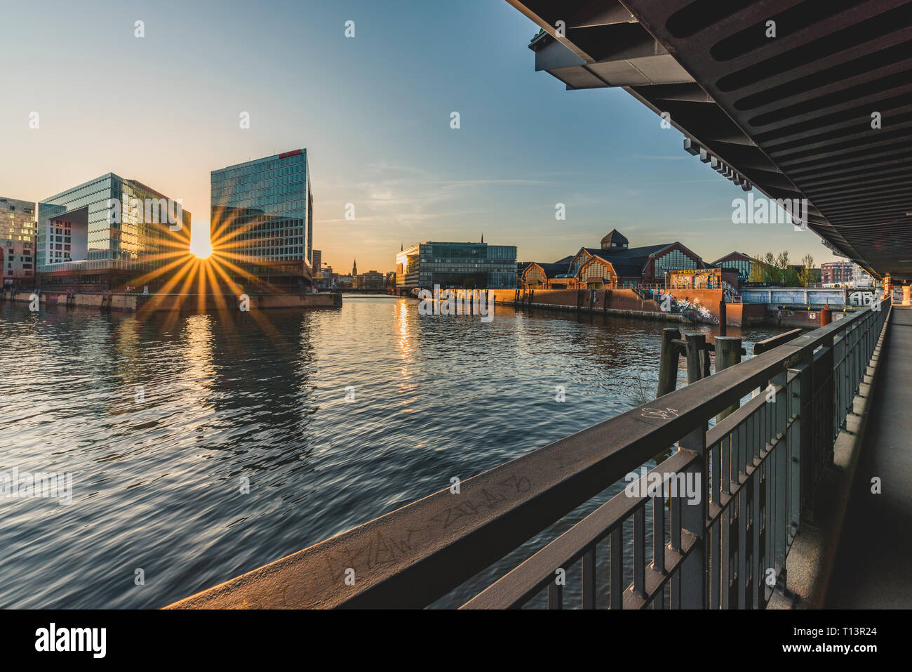 Germania, Amburgo, vista Ericusspitze e Deichtorhallen da Oberhafenbruecke al tramonto Foto Stock