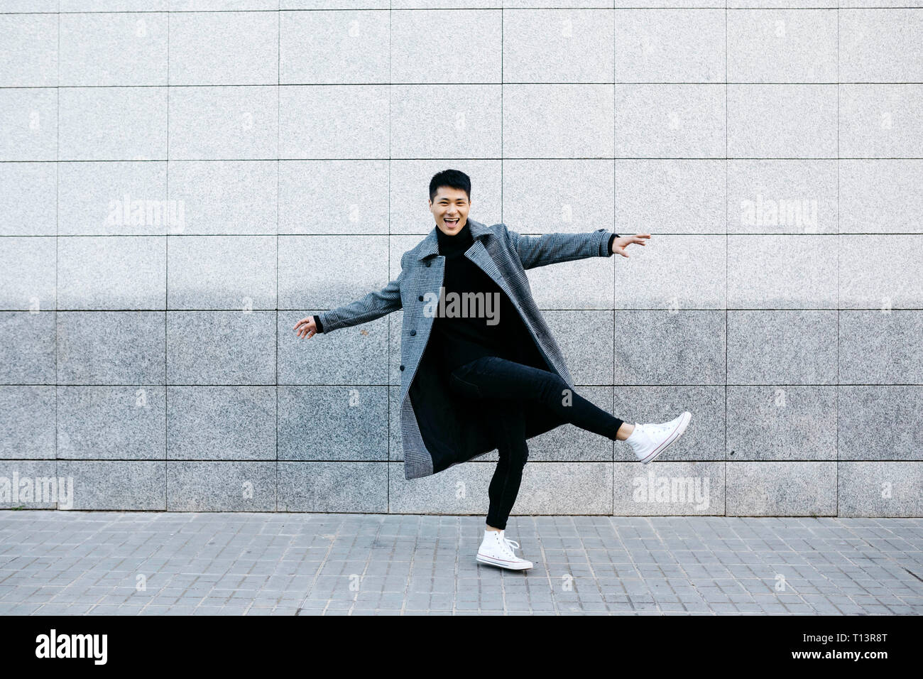 Elegante giovane uomo danza su strada Foto Stock