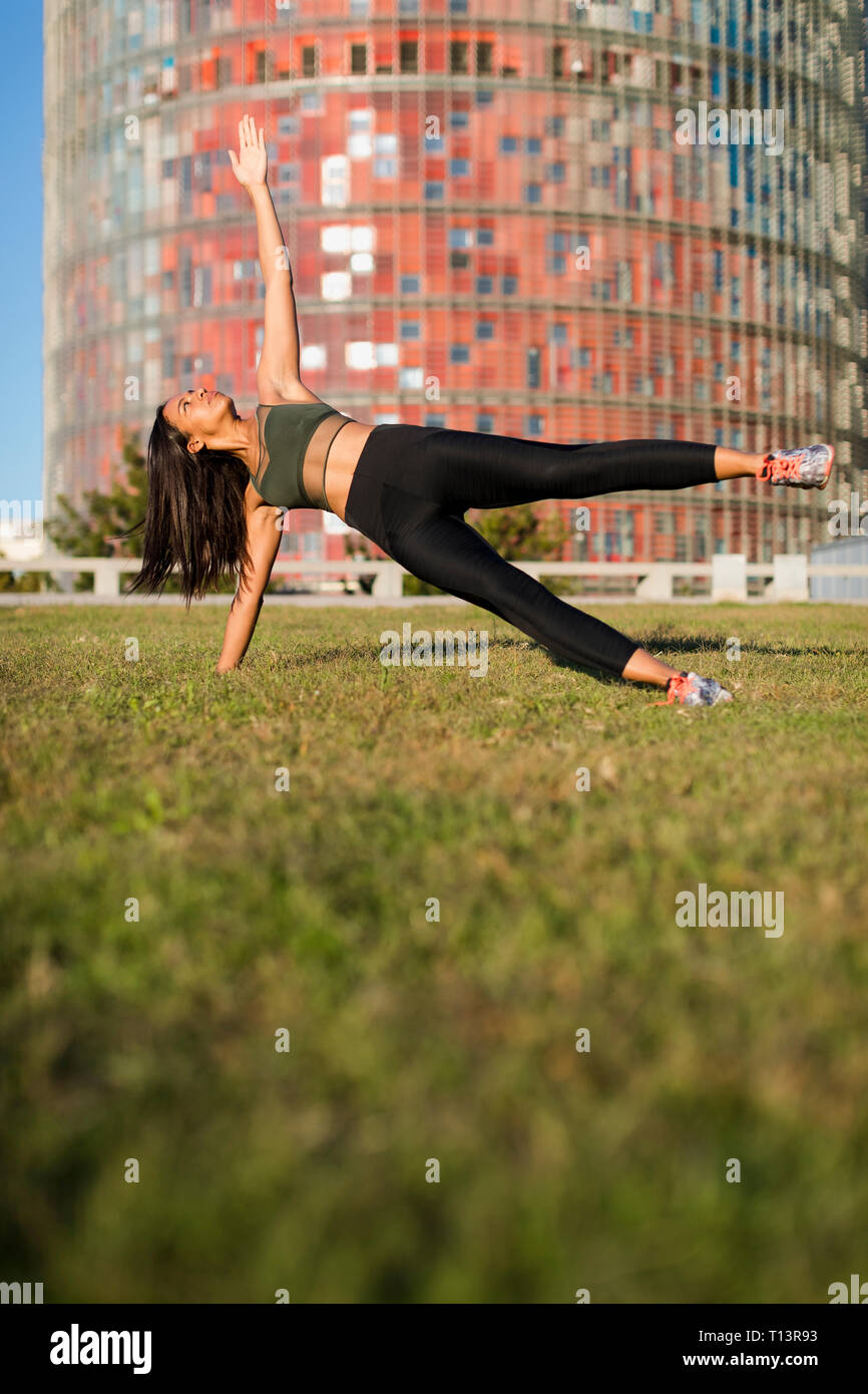 Giovane donna facendo esercizio di allenamento nella città Foto Stock