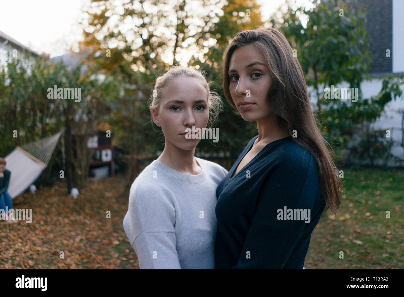 Ritratto di due gravi ragazze adolescenti in giardino Foto Stock