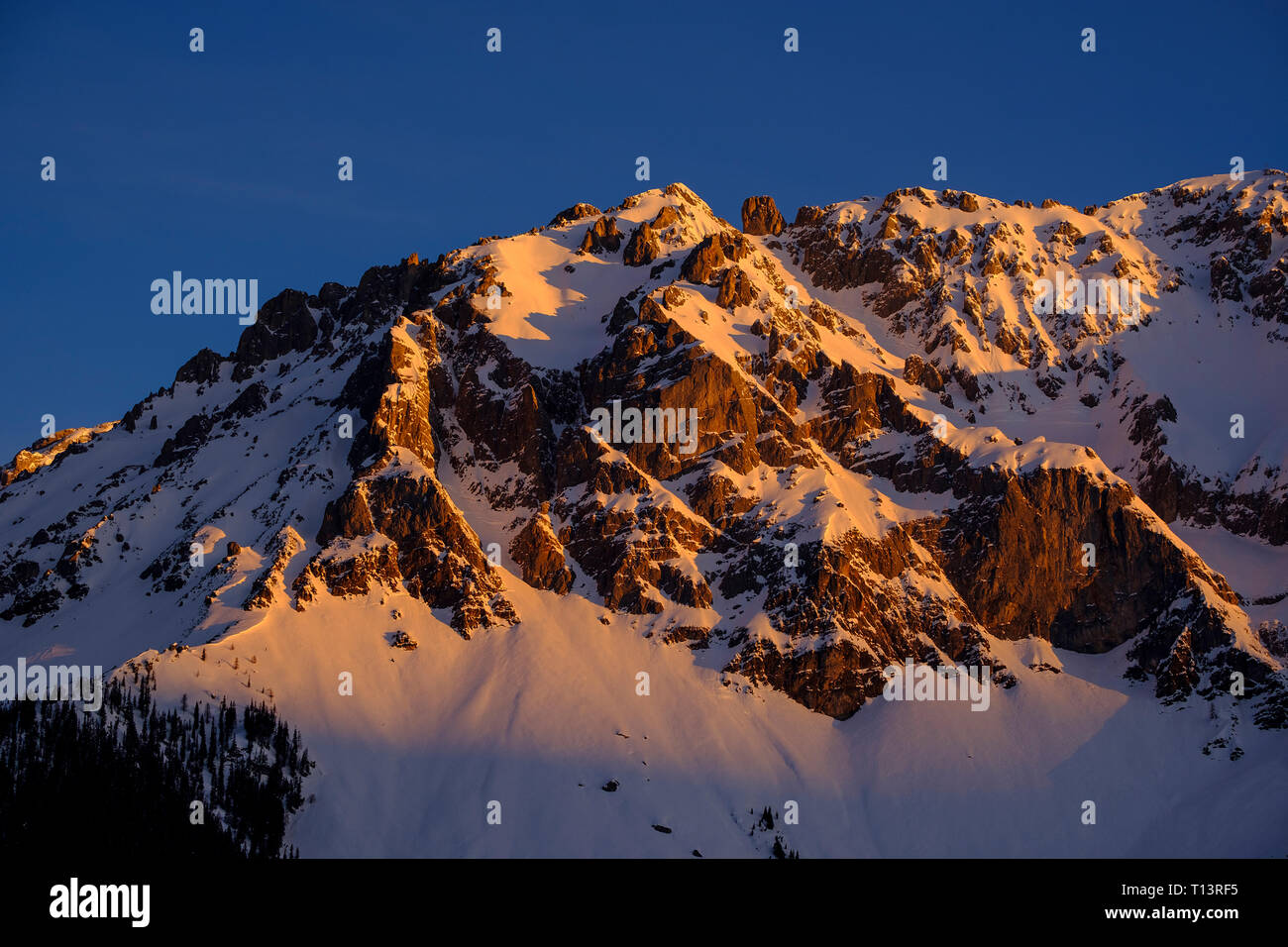 L'Austria, la Stiria, Ramsau, vista di Dachstein montagne in inverno a sunrise Foto Stock