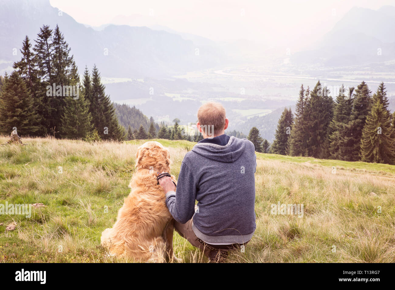 Austria, Tirolo, Kaiser montagne, l uomo con il cane in una escursione in montagna Foto Stock