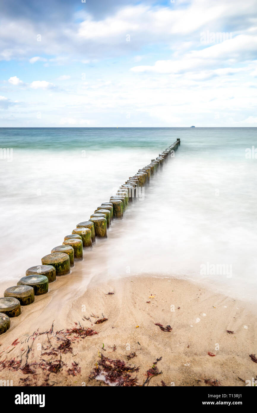 Germania, Heiligendamm, Mar Baltico, frangiflutti, vista dalla spiaggia con l'orizzonte, una lunga esposizione Foto Stock