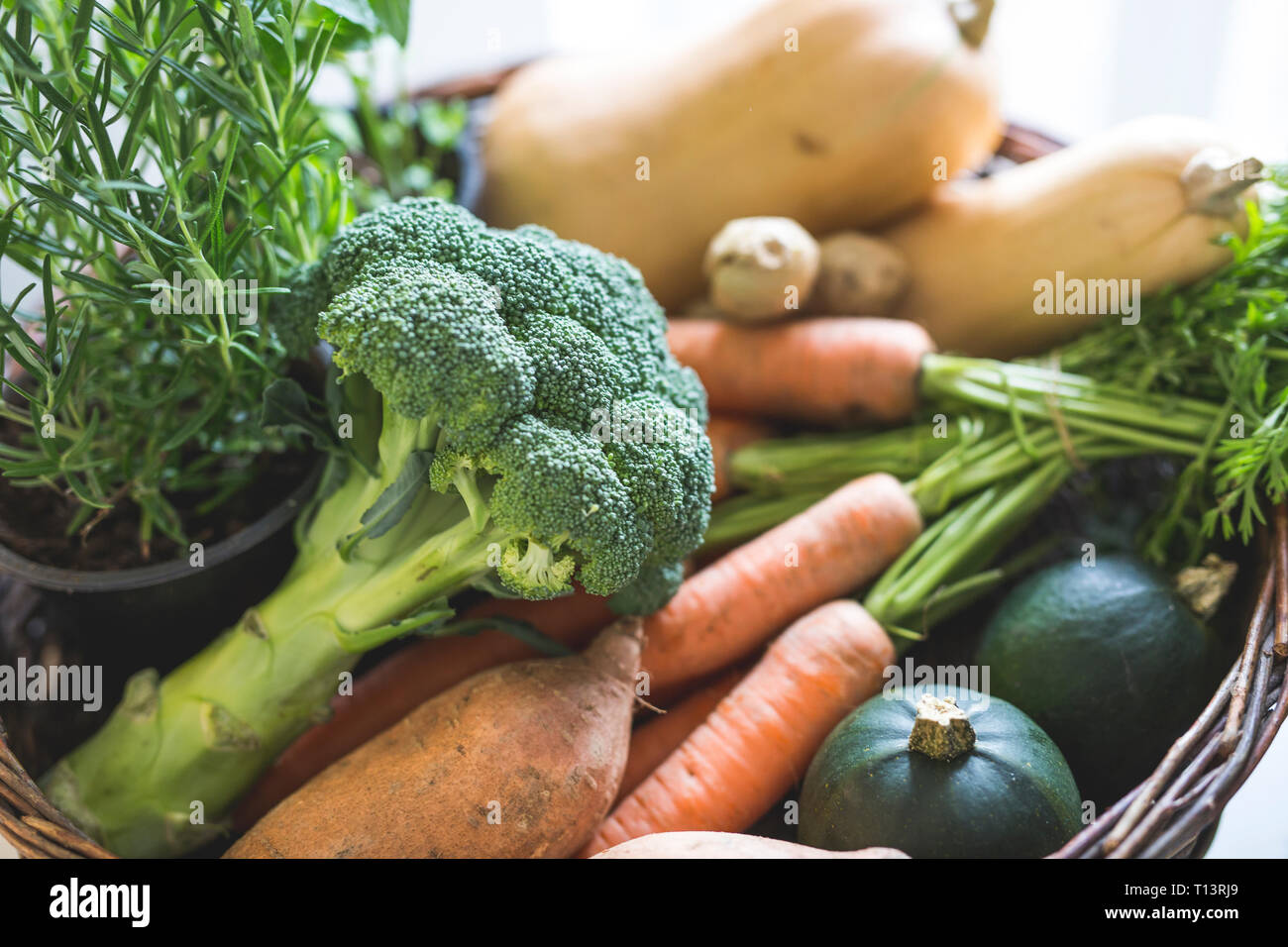 Verdure miste in un cestello Foto Stock