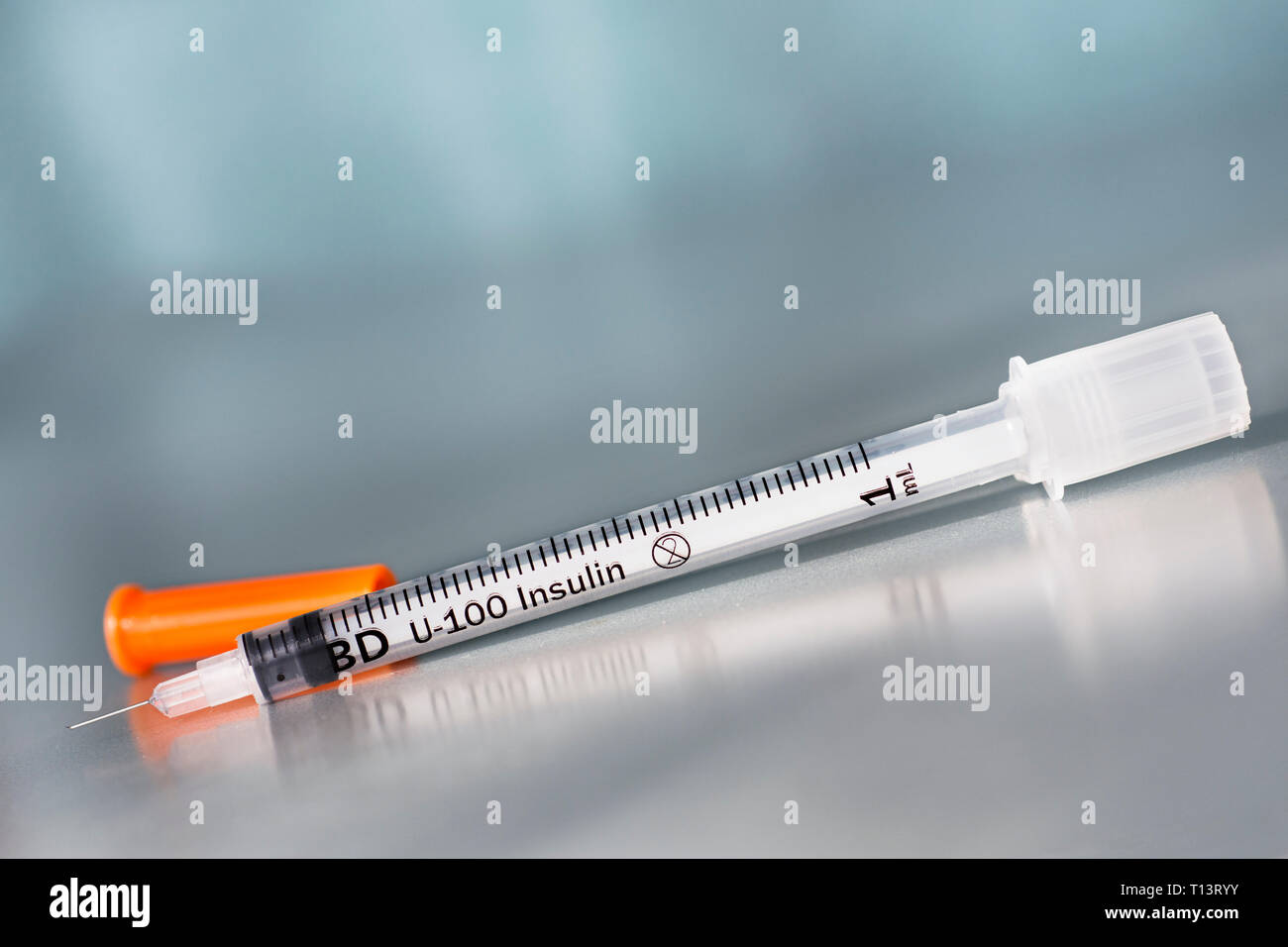 Siringa da insulina, 1 ml, 1 cc 100 unità Foto stock - Alamy