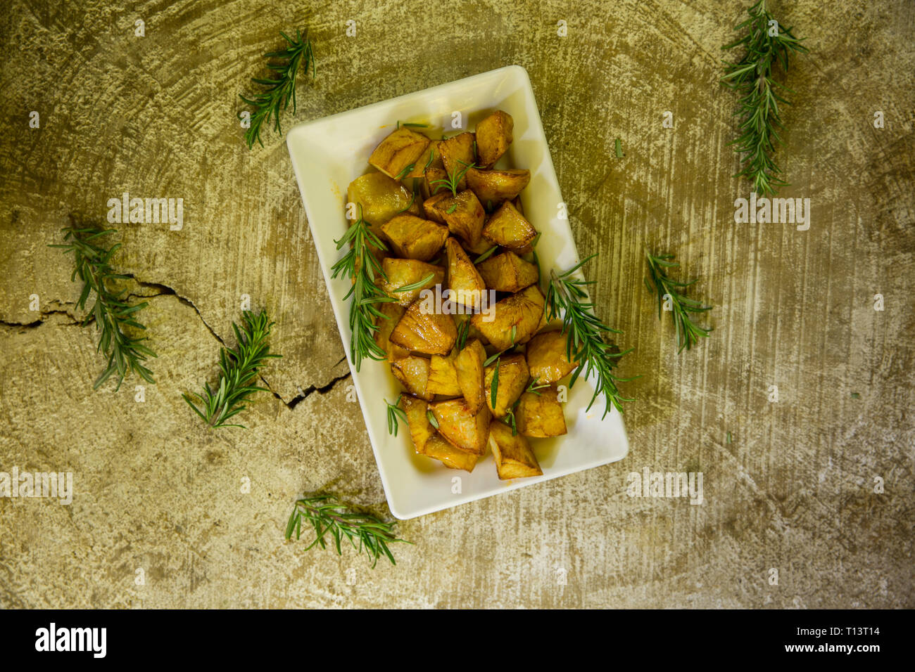 Spicchi di patate con rosmarino Foto Stock