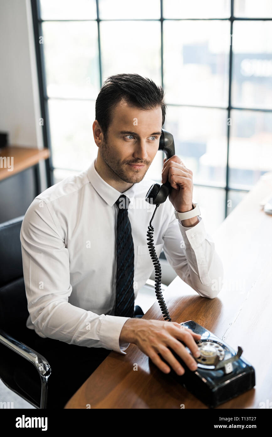 Imprenditore in ufficio utilizzando vintage telefono rétro Foto Stock