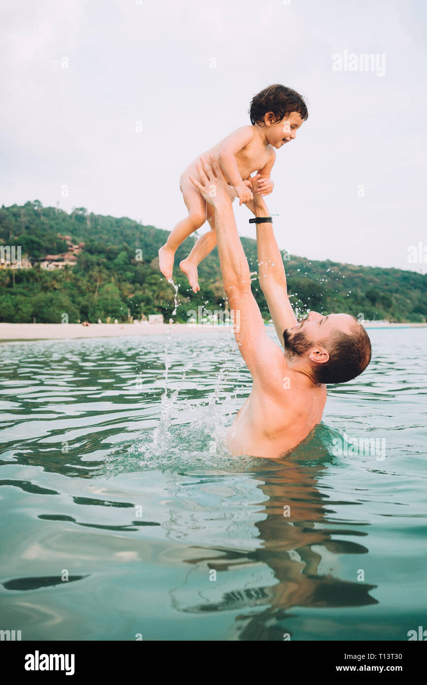 Thailandia Koh Lanta, padre a giocare con la sua piccola figlia in mare Foto Stock