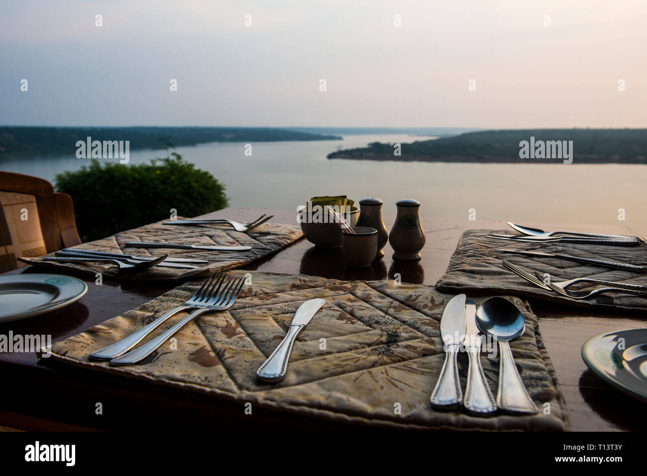 Africa, Uganda, pronto set table in un ristorante, al di sopra del canale Kazinga, Queen Elizabeth National Park Foto Stock