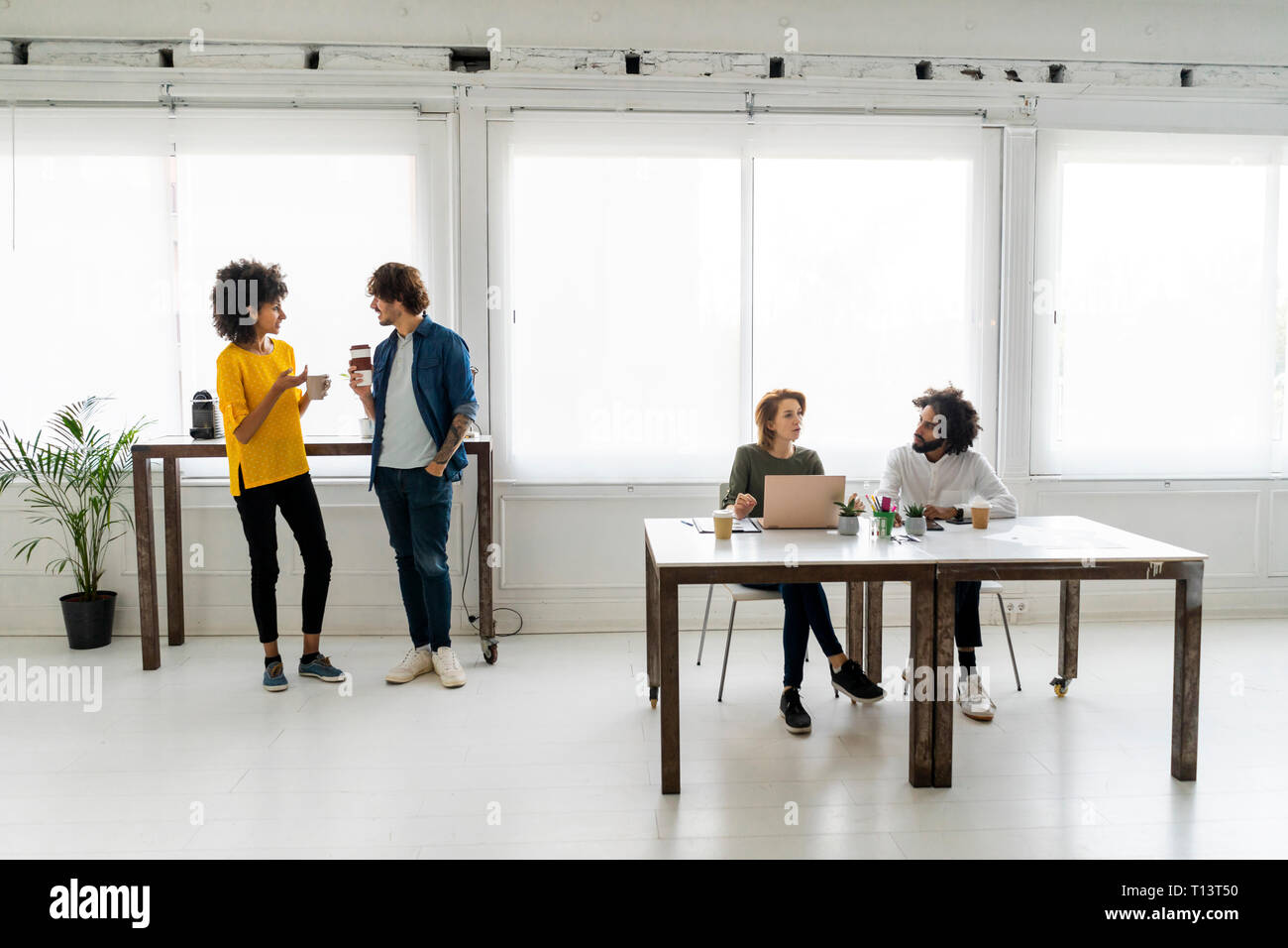 Young business persone che lavorano insieme in coworking space Foto Stock