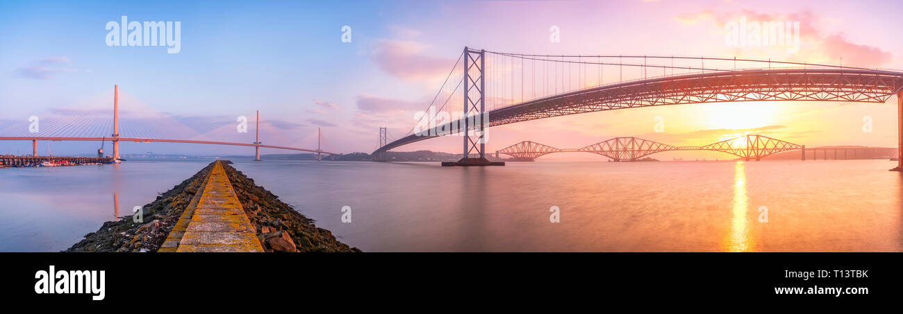 Regno Unito, Scozia, Firth of Forth, via strada e ponti ferroviari e la nuova Queensferry attraversando Ponte di sunrise Foto Stock