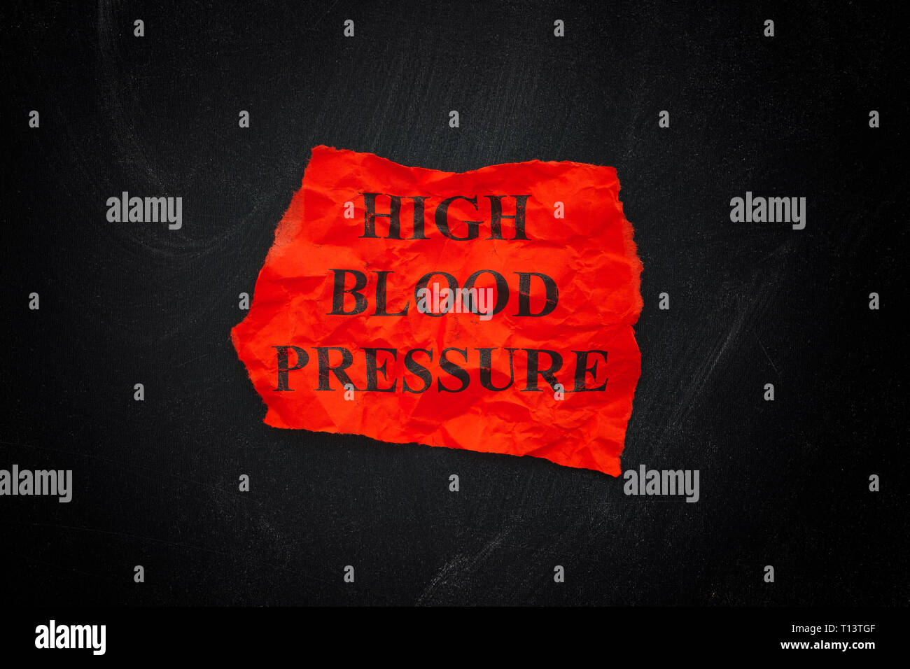 Parole di alta pressione sanguigna su rosso frammenti di carta . Close up. Foto Stock