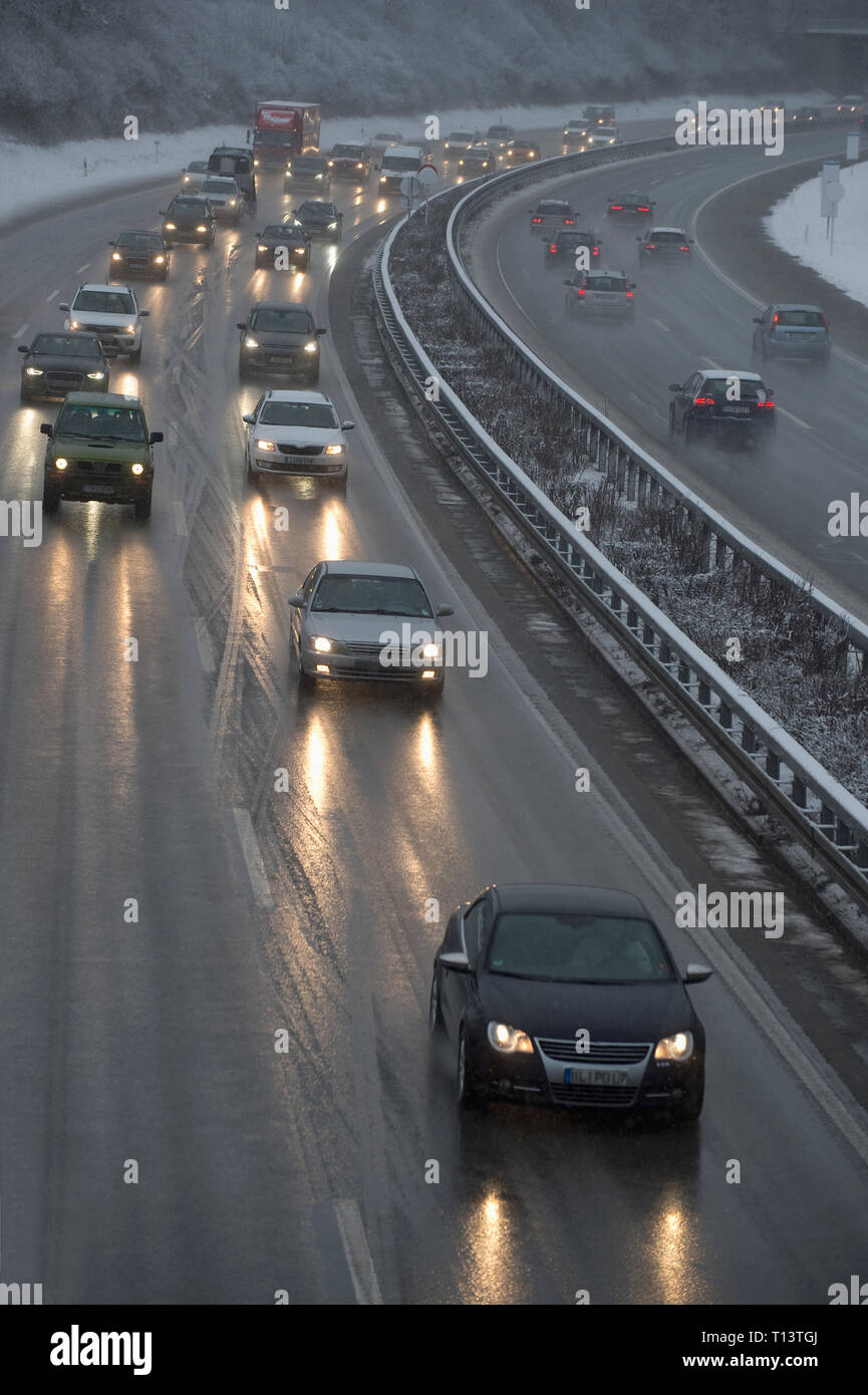 In Germania, in autostrada in inverno, strada ghiacciata e traffico Foto Stock