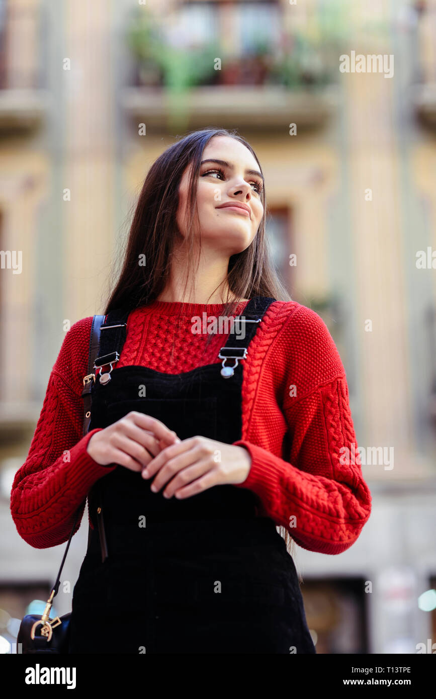 Ritratto di moda giovane donna indossa maglia rossa pullover e cinturino  nero vestito Foto stock - Alamy