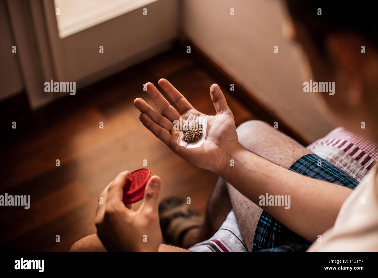 Close-up delle mani di un uomo con la marijuana Foto Stock