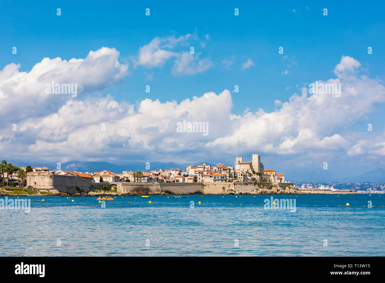 Francia, Provence-Alpes-Côte d'Azur, Antibes, la città vecchia con il castello Grimaldi e la parete della città Foto Stock