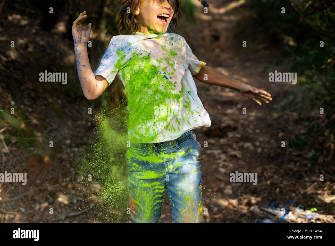 Ragazzo pieno di colorati vernice in polvere, celebrare Holi, Festival di colori Foto Stock