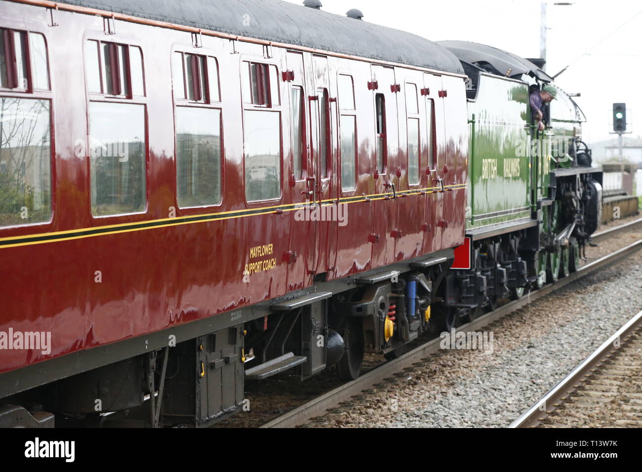 Rainham, Regno Unito. 23 marzo, 2019. Mayflower attraversando il paese di Essex lato e fermandosi a Rainham Essex stazione. Il Mayflower 61306 è uno dei due sopravvissuti di B1 locomotive classe fu costruito per il London & North Eastern Railway, 61306 Mayflower è uno dei due sopravvissuti di B1 classe locomotive. Il B1's erano concepiti come il traffico misto di locomotori in grado di tirare express treni passeggeri nonché il traffico merci. Come potente, andare ovunque i motori, il B1's ha lavorato in tutta la maggior parte del Regno Unito della rete ferroviaria da East Anglia in Scozia. Credit: Azione Foto Sport/Alamy Live News Foto Stock
