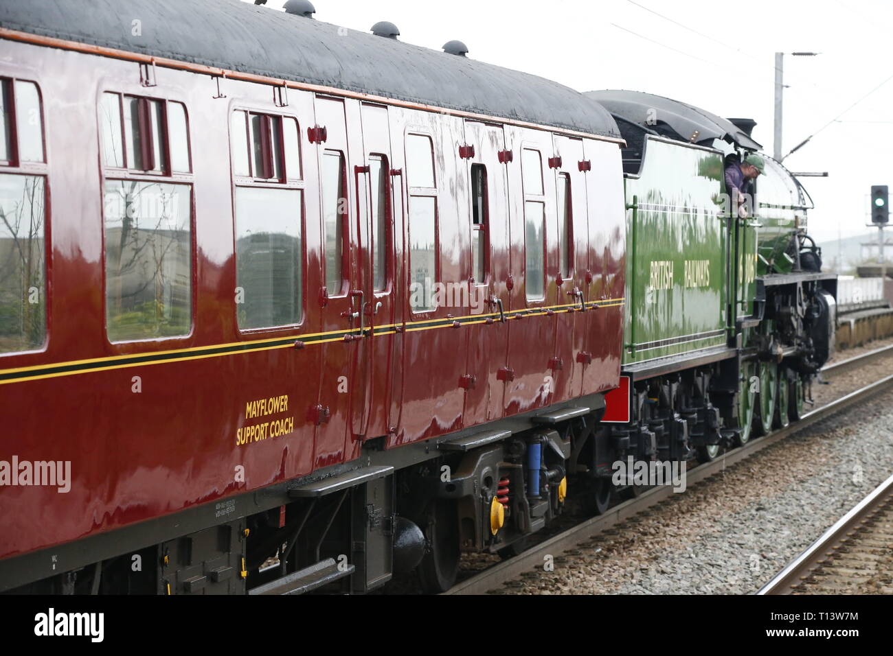 Rainham, Regno Unito. 23 marzo, 2019. Mayflower attraversando il paese di Essex lato e fermandosi a Rainham Essex stazione. Il Mayflower 61306 è uno dei due sopravvissuti di B1 locomotive classe fu costruito per il London & North Eastern Railway, 61306 Mayflower è uno dei due sopravvissuti di B1 classe locomotive. Il B1's erano concepiti come il traffico misto di locomotori in grado di tirare express treni passeggeri nonché il traffico merci. Come potente, andare ovunque i motori, il B1's ha lavorato in tutta la maggior parte del Regno Unito della rete ferroviaria da East Anglia in Scozia. Credit: Azione Foto Sport/Alamy Live News Foto Stock