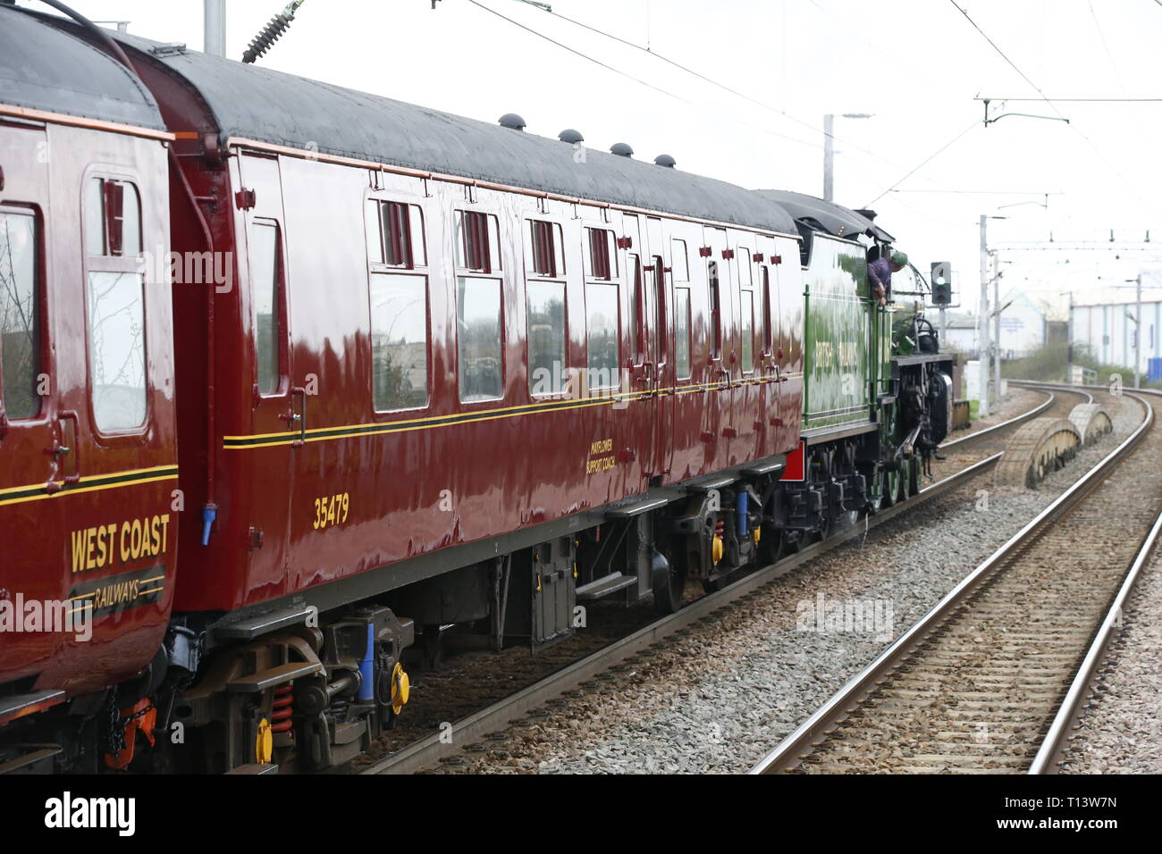 Rainham, Regno Unito. 23 marzo, 2019. Mayflower attraversando il paese di Essex lato e fermandosi a Rainham Essex stazione. Il Mayflower 61306 è uno dei due sopravvissuti di B1 locomotive classe fu costruito per il London & North Eastern Railway, 61306 Mayflower è uno dei due sopravvissuti di B1 classe locomotive. Il B1's erano concepiti come il traffico misto di locomotori in grado di tirare express treni passeggeri nonché il traffico merci. Come potente, andare ovunque i motori, il B1's ha lavorato in tutta la maggior parte del Regno Unito della rete ferroviaria da East Anglia in Scozia. Credit: Azione Foto Sport/Alamy Live News Foto Stock