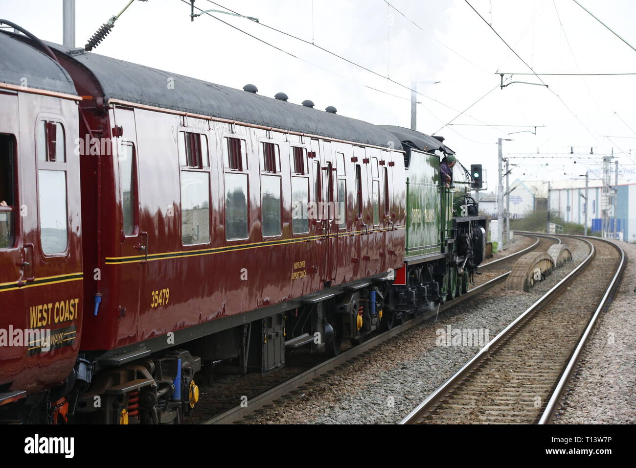 Rainham, Regno Unito. 23 marzo, 2019. Mayflower attraversando il paese di Essex lato e fermandosi a Rainham Essex stazione. Il Mayflower 61306 è uno dei due sopravvissuti di B1 locomotive classe fu costruito per il London & North Eastern Railway, 61306 Mayflower è uno dei due sopravvissuti di B1 classe locomotive. Il B1's erano concepiti come il traffico misto di locomotori in grado di tirare express treni passeggeri nonché il traffico merci. Come potente, andare ovunque i motori, il B1's ha lavorato in tutta la maggior parte del Regno Unito della rete ferroviaria da East Anglia in Scozia. Credit: Azione Foto Sport/Alamy Live News Foto Stock