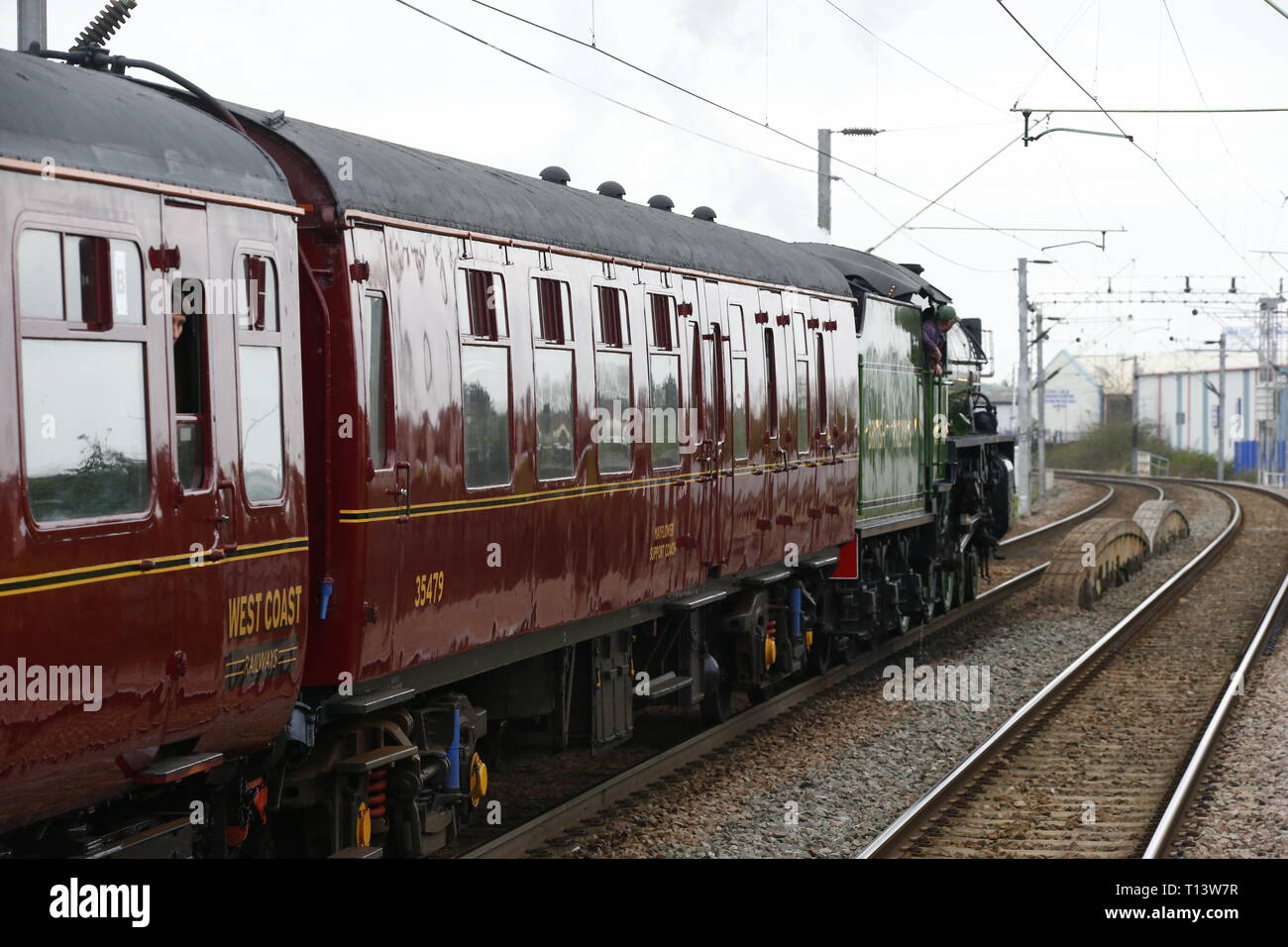 Rainham, Regno Unito. 23 marzo, 2019. Mayflower attraversando il paese di Essex lato e fermandosi a Rainham Essex stazione. Il Mayflower 61306 è uno dei due sopravvissuti di B1 locomotive classe fu costruito per il London & North Eastern Railway, 61306 Mayflower è uno dei due sopravvissuti di B1 classe locomotive. Il B1's erano concepiti come il traffico misto di locomotori in grado di tirare express treni passeggeri nonché il traffico merci. Come potente, andare ovunque i motori, il B1's ha lavorato in tutta la maggior parte del Regno Unito della rete ferroviaria da East Anglia in Scozia. Credit: Azione Foto Sport/Alamy Live News Foto Stock