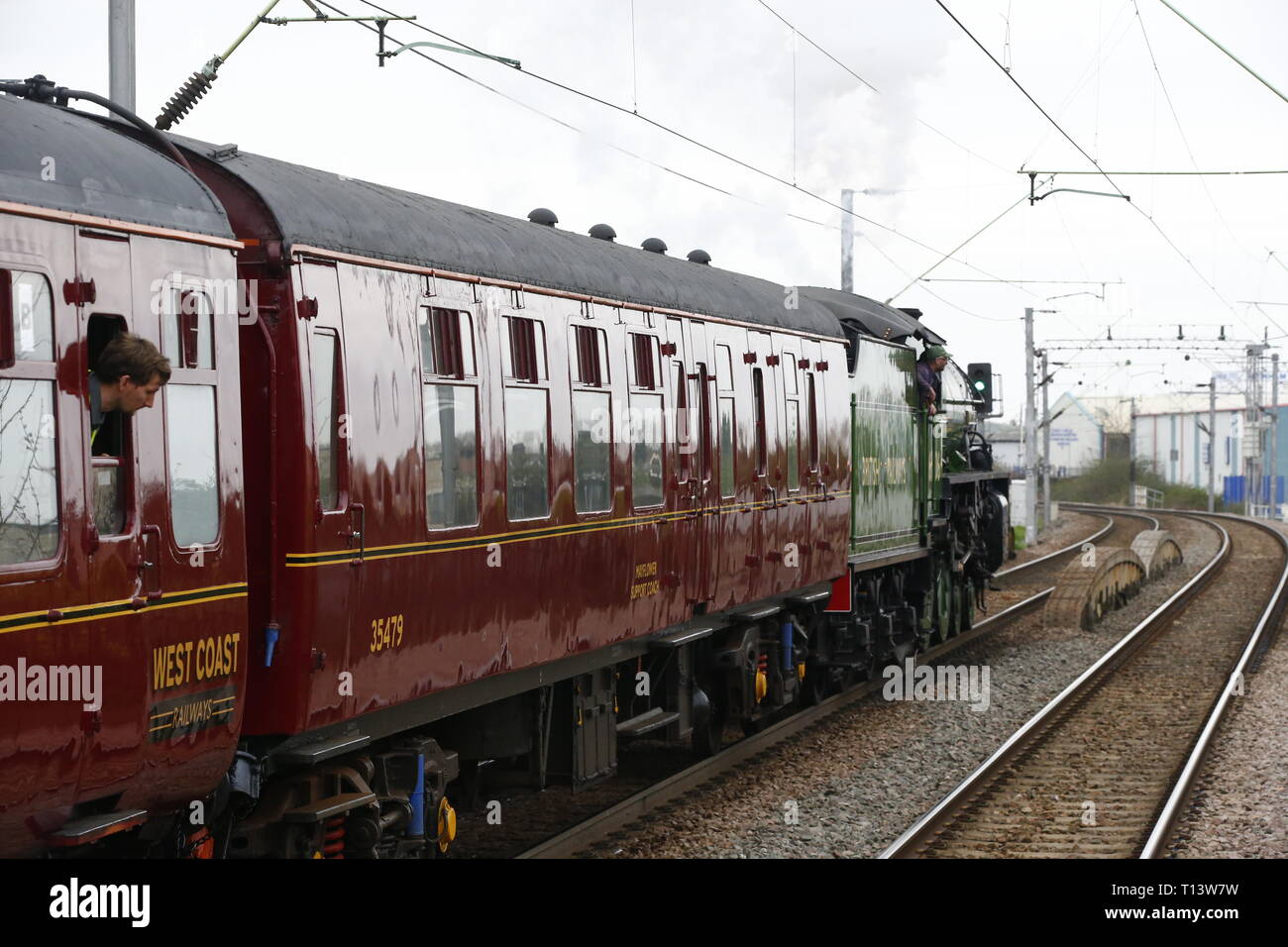 Rainham, Regno Unito. 23 marzo, 2019. Mayflower attraversando il paese di Essex lato e fermandosi a Rainham Essex stazione. Il Mayflower 61306 è uno dei due sopravvissuti di B1 locomotive classe fu costruito per il London & North Eastern Railway, 61306 Mayflower è uno dei due sopravvissuti di B1 classe locomotive. Il B1's erano concepiti come il traffico misto di locomotori in grado di tirare express treni passeggeri nonché il traffico merci. Come potente, andare ovunque i motori, il B1's ha lavorato in tutta la maggior parte del Regno Unito della rete ferroviaria da East Anglia in Scozia. Credit: Azione Foto Sport/Alamy Live News Foto Stock