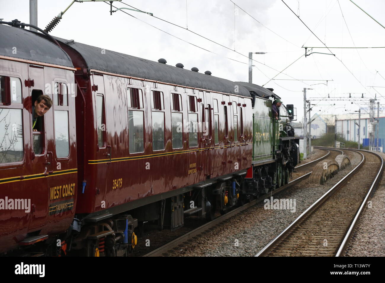 Rainham, Regno Unito. 23 marzo, 2019. Mayflower attraversando il paese di Essex lato e fermandosi a Rainham Essex stazione. Il Mayflower 61306 è uno dei due sopravvissuti di B1 locomotive classe fu costruito per il London & North Eastern Railway, 61306 Mayflower è uno dei due sopravvissuti di B1 classe locomotive. Il B1's erano concepiti come il traffico misto di locomotori in grado di tirare express treni passeggeri nonché il traffico merci. Come potente, andare ovunque i motori, il B1's ha lavorato in tutta la maggior parte del Regno Unito della rete ferroviaria da East Anglia in Scozia. Credit: Azione Foto Sport/Alamy Live News Foto Stock